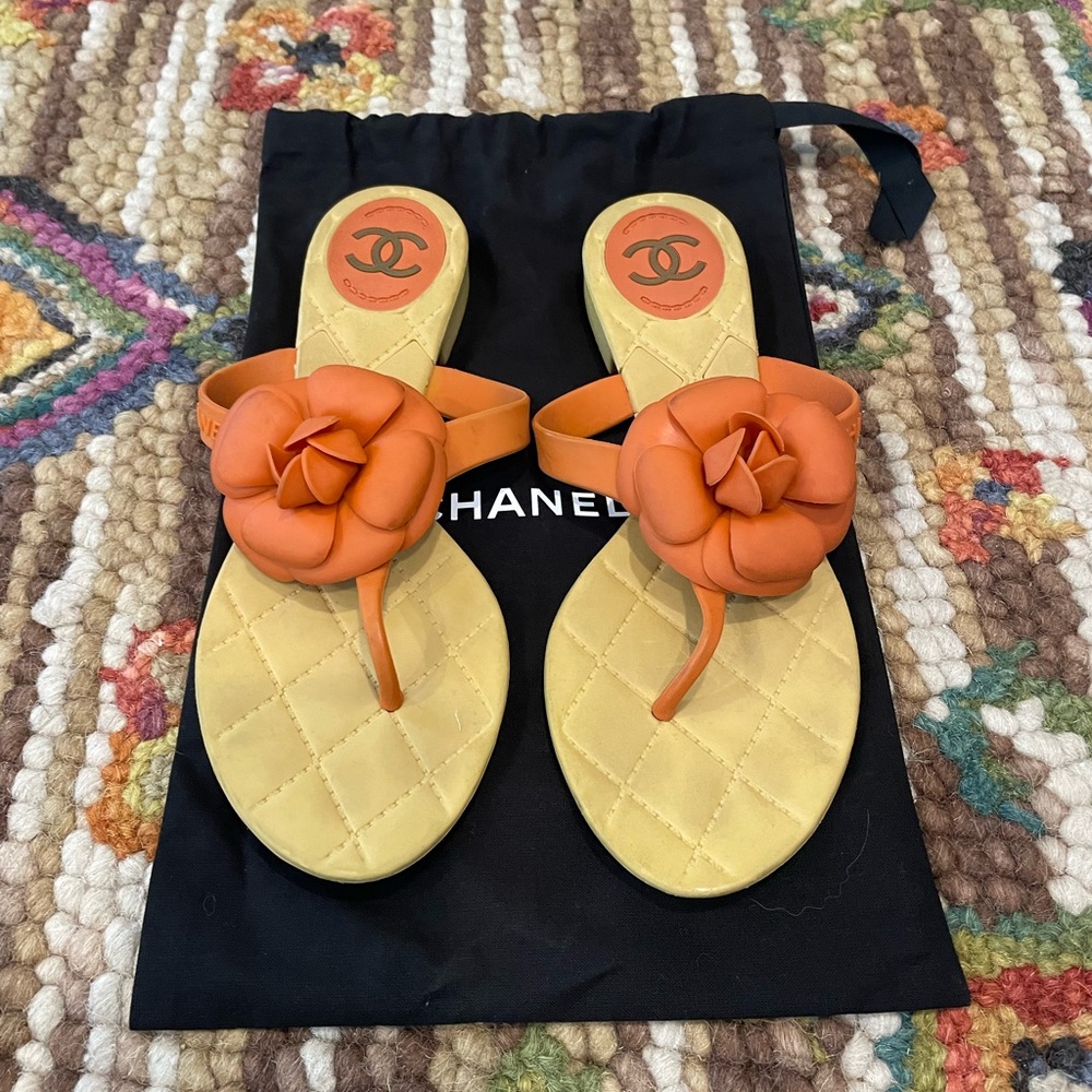 🌺 HP 🥳🌺 Chanel Camellia Rubber Thong Sandals